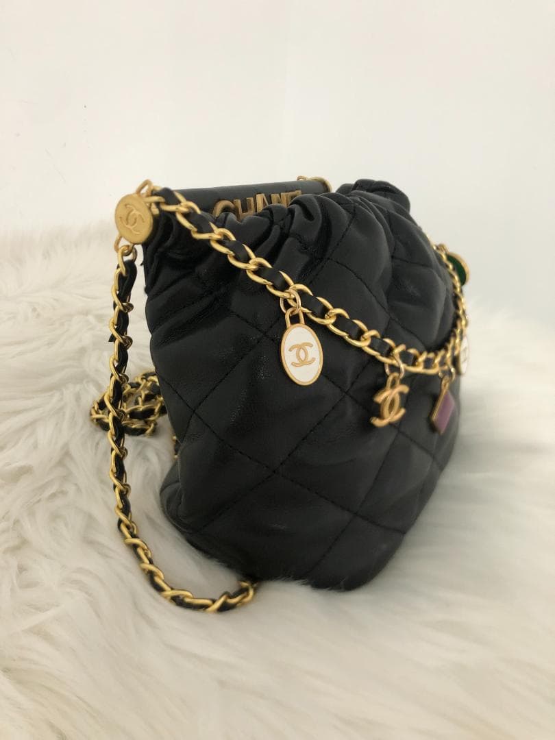 ブラック ショルダーバッグ レザー　多いロゴ　エレガント　女性　ノベルディー