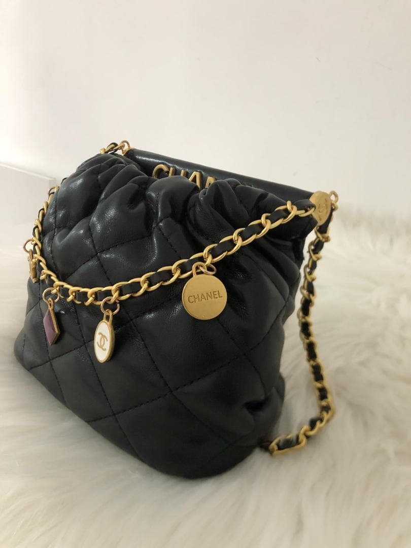 ブラック ショルダーバッグ レザー　多いロゴ　エレガント　女性　ノベルディー