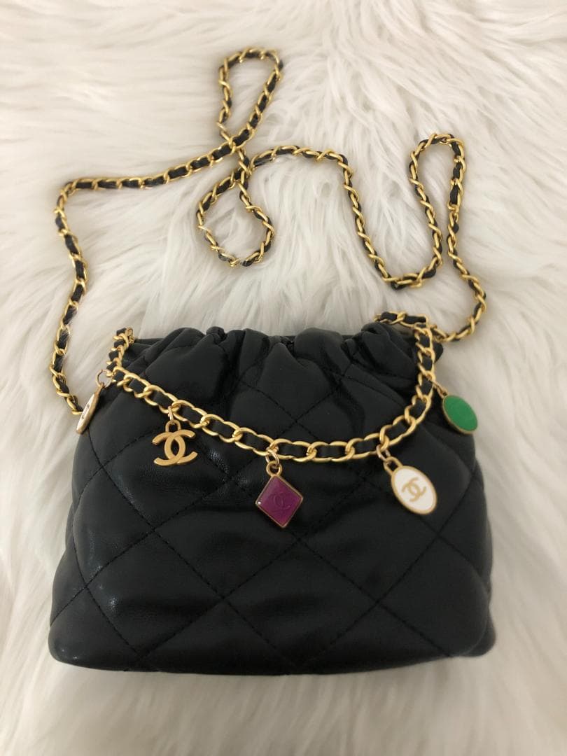 ブラック ショルダーバッグ レザー　多いロゴ　エレガント　女性　ノベルディー