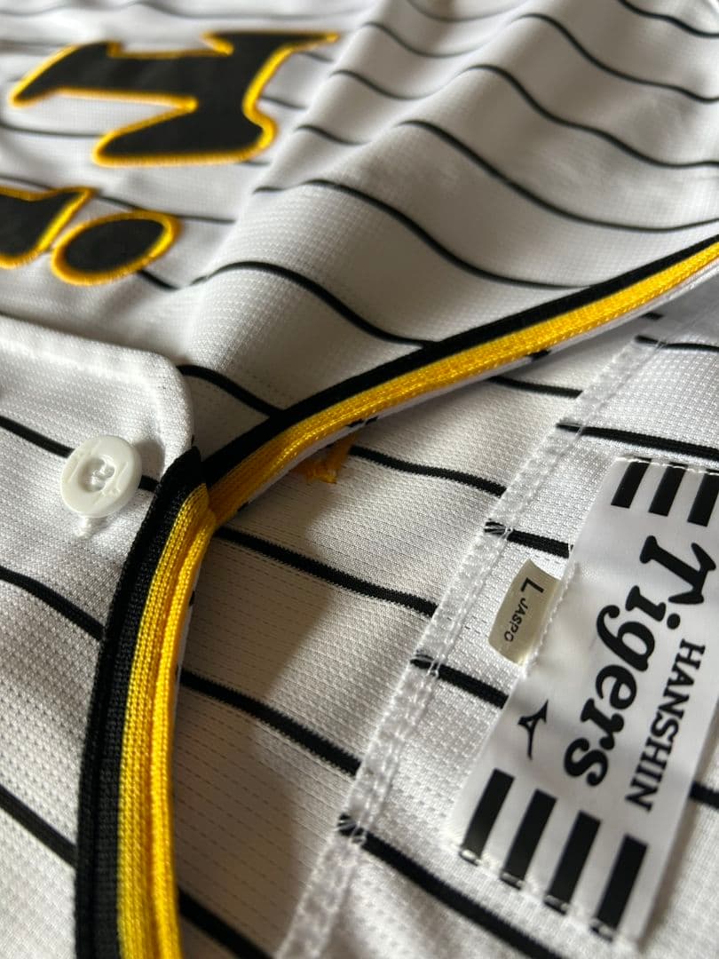 阪神タイガース 佐藤輝明 ユニホーム チャンピオンエンブレム付 L 説明文必読