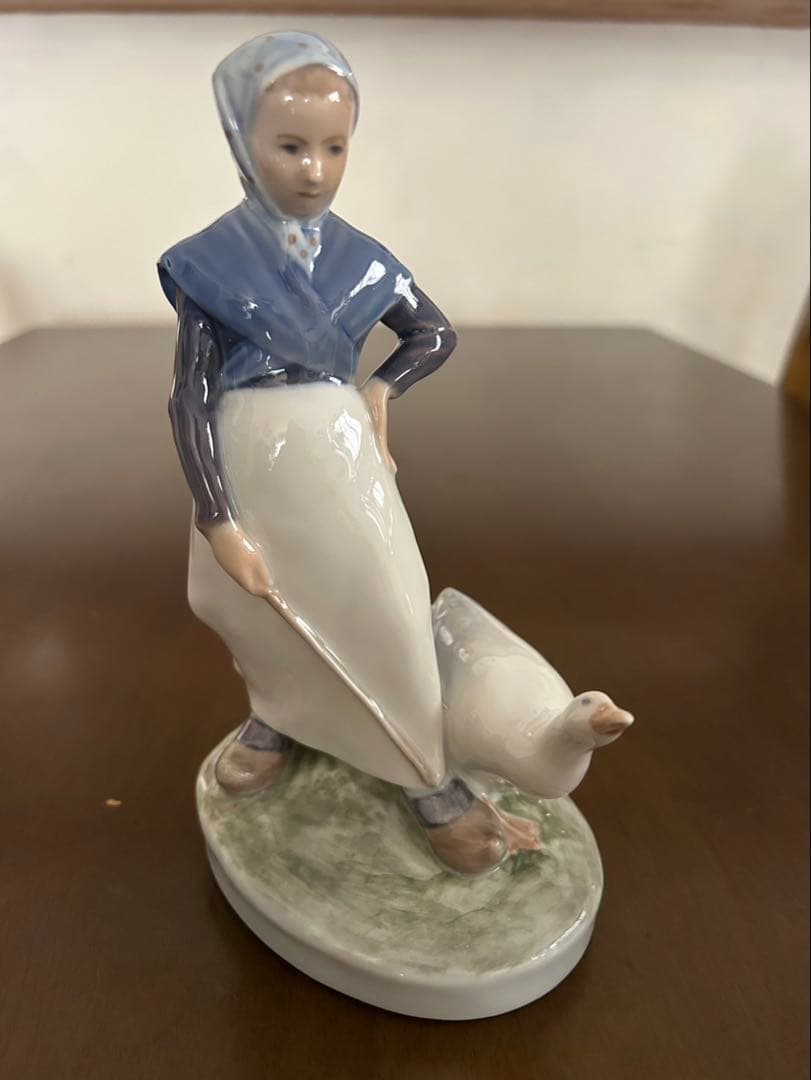 ロイヤルコペンハーゲン アヒルと歩く少女  