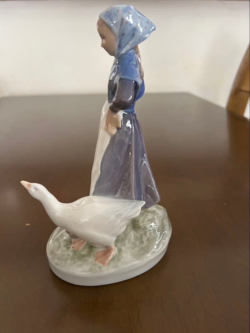 ロイヤルコペンハーゲン アヒルと歩く少女  