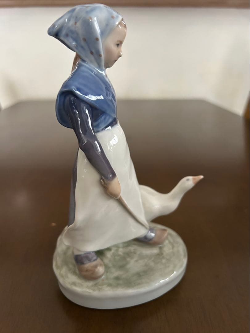 ロイヤルコペンハーゲン アヒルと歩く少女  