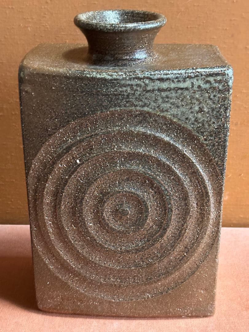 やまちゃん河井寛次郎作鉄釉彫日輪文尺篇壺　森に輝く初日　一品物