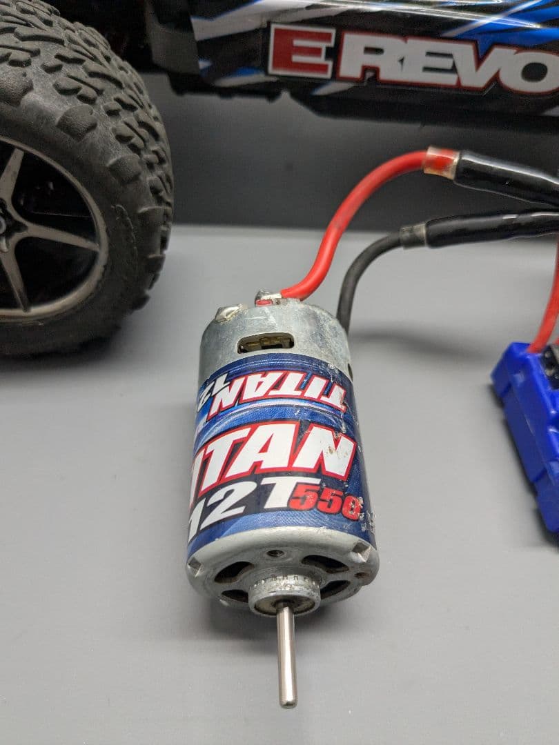 トラクサス E-Revo 1/16