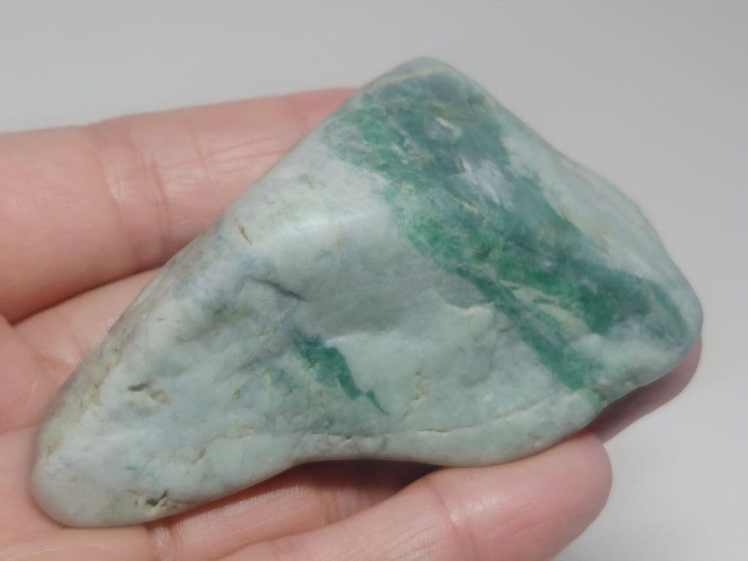 濃緑 121g 翡翠 ヒスイ 原石 鑑賞石 自然石 誕生石 鉱物 鉱石 水石