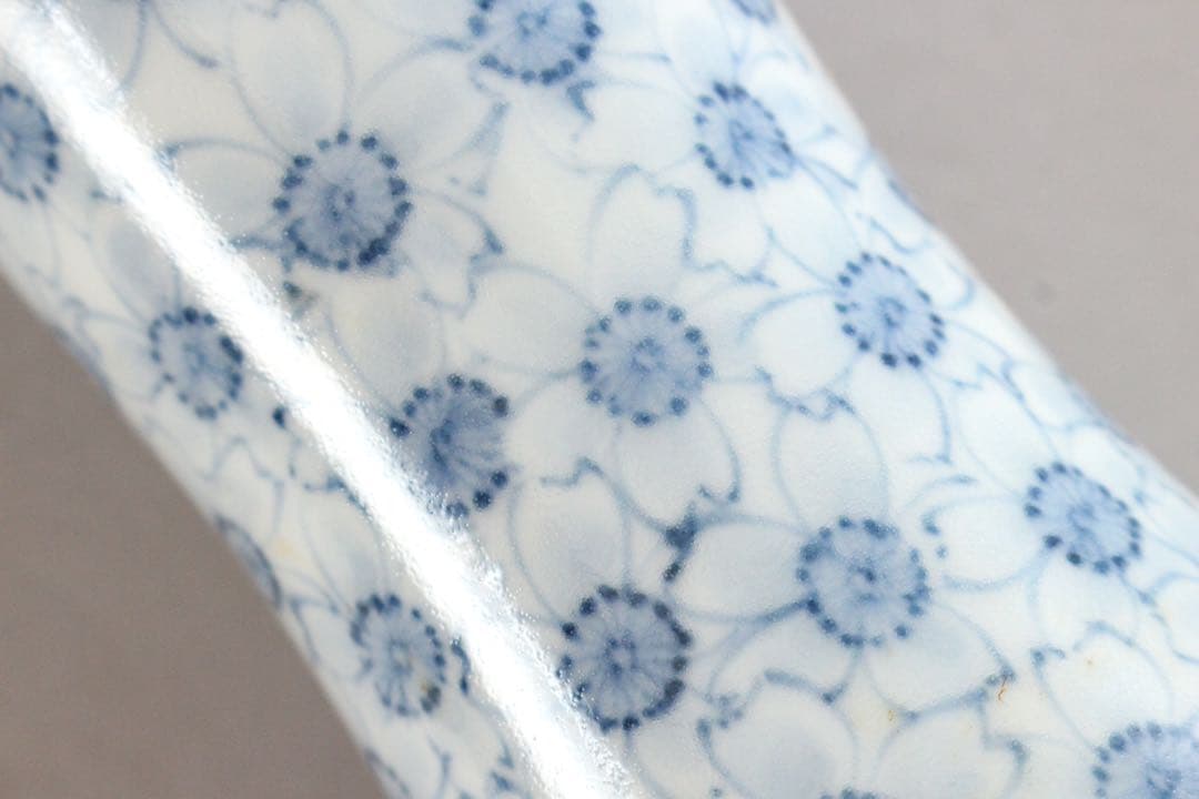 5431 十五代　嘉泉 作　平戸三川内焼　染付桜散し瓢箪型一輪差　共箱　送料無料