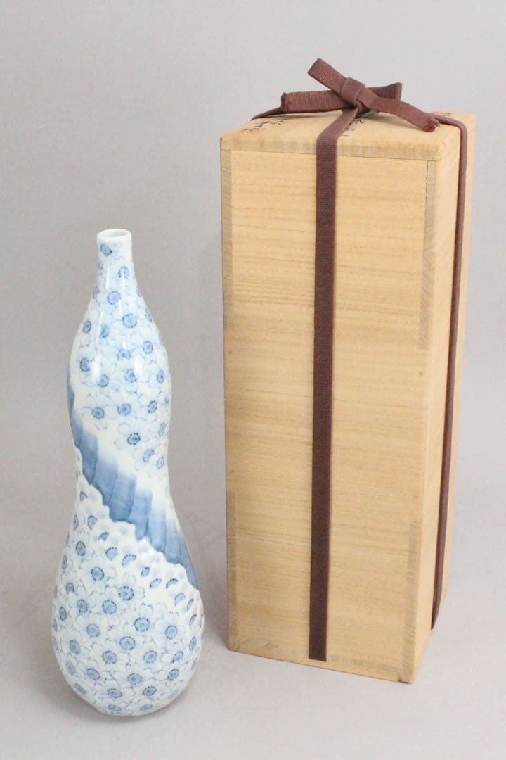 5431 十五代　嘉泉 作　平戸三川内焼　染付桜散し瓢箪型一輪差　共箱　送料無料