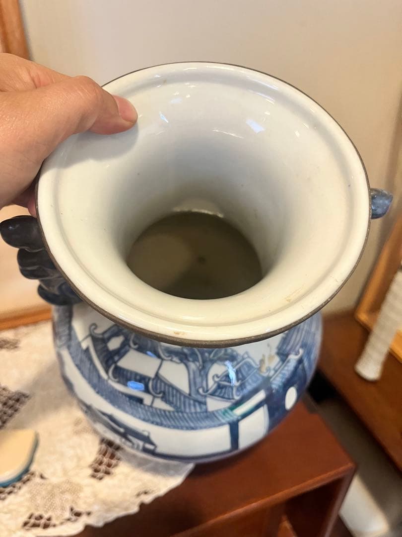 青白い陶器の花瓶 獅子持ち