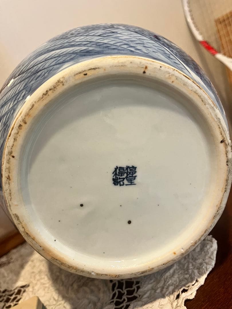 青白い陶器の花瓶 獅子持ち