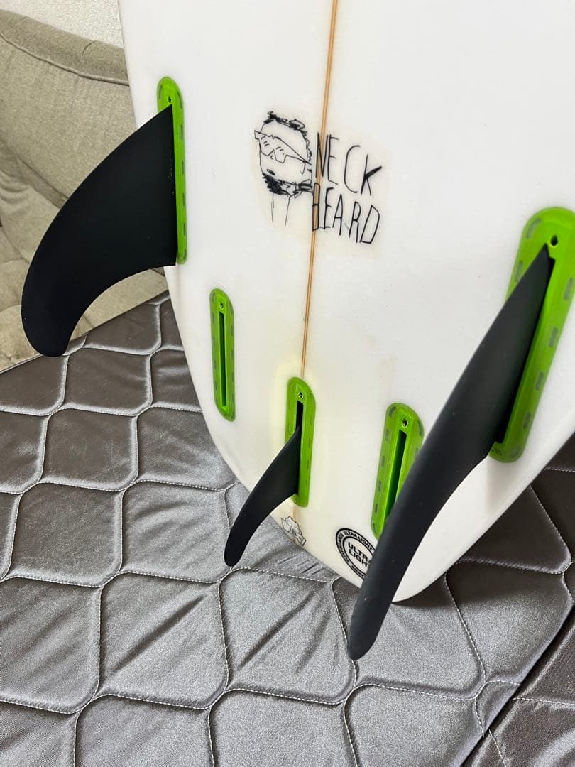 フィン付き　アルメリック　ネックベアード　 サーフボード 5.7ショートボード