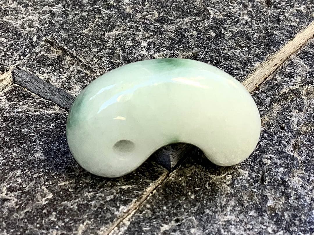 ⭕️最低12万円します糸魚川翡翠勾玉　お身近に天然石パワーを感じてください　鑑別付