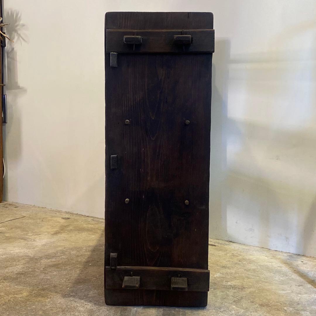 濃い木味の古い飾り棚 四段 アンティーク