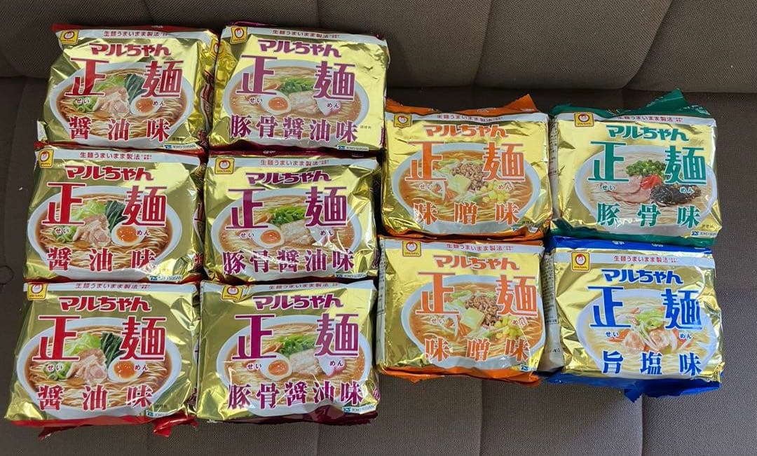 カップヌードルビッグ　インスタントラーメン　お菓子などのセット販売です。