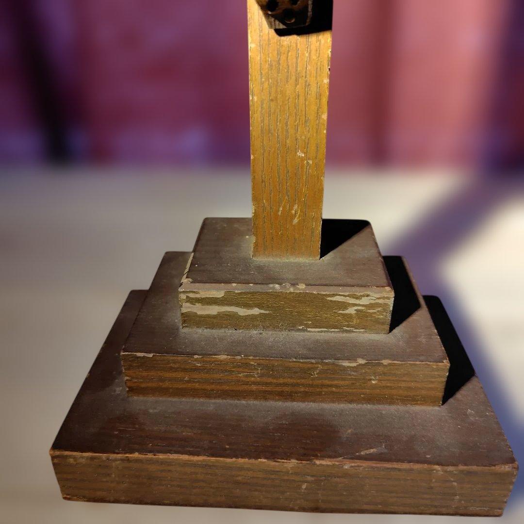 木製台座のキリスト像付き十字架　カトリック教会