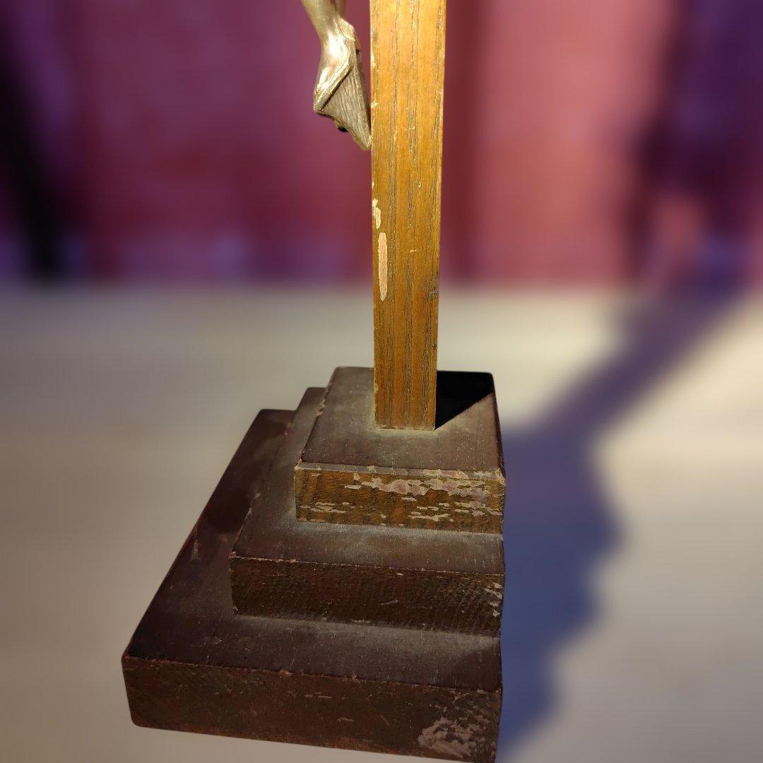 木製台座のキリスト像付き十字架　カトリック教会