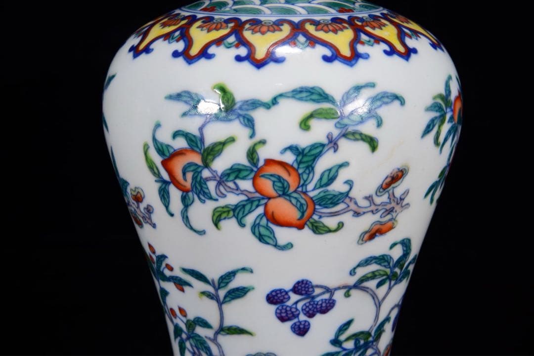 旧蔵　珍品　清国雍正時代の鬥彩三果 模様 梅瓶 　インテリア花瓶置物 インテリア