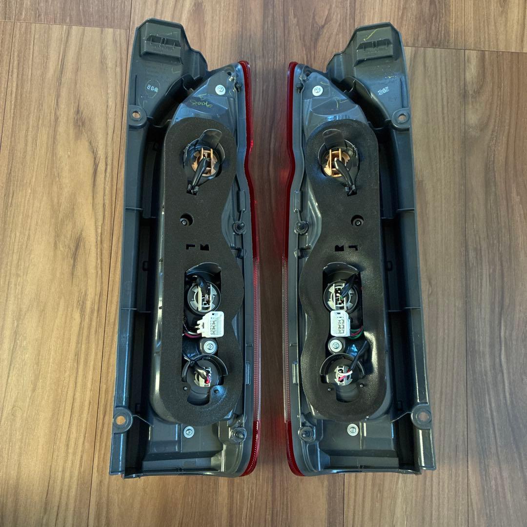 ハイエースワゴンGL ７型 新車取り外しテールランプ