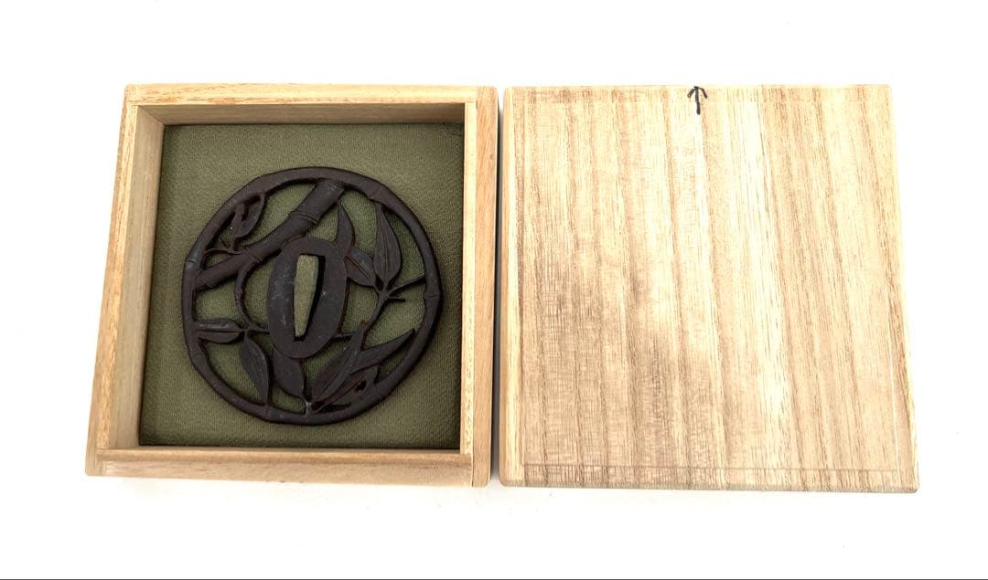 鉄製 鍔 竹と葉のデザイン 専用鍔桐箱付き　値下げ！