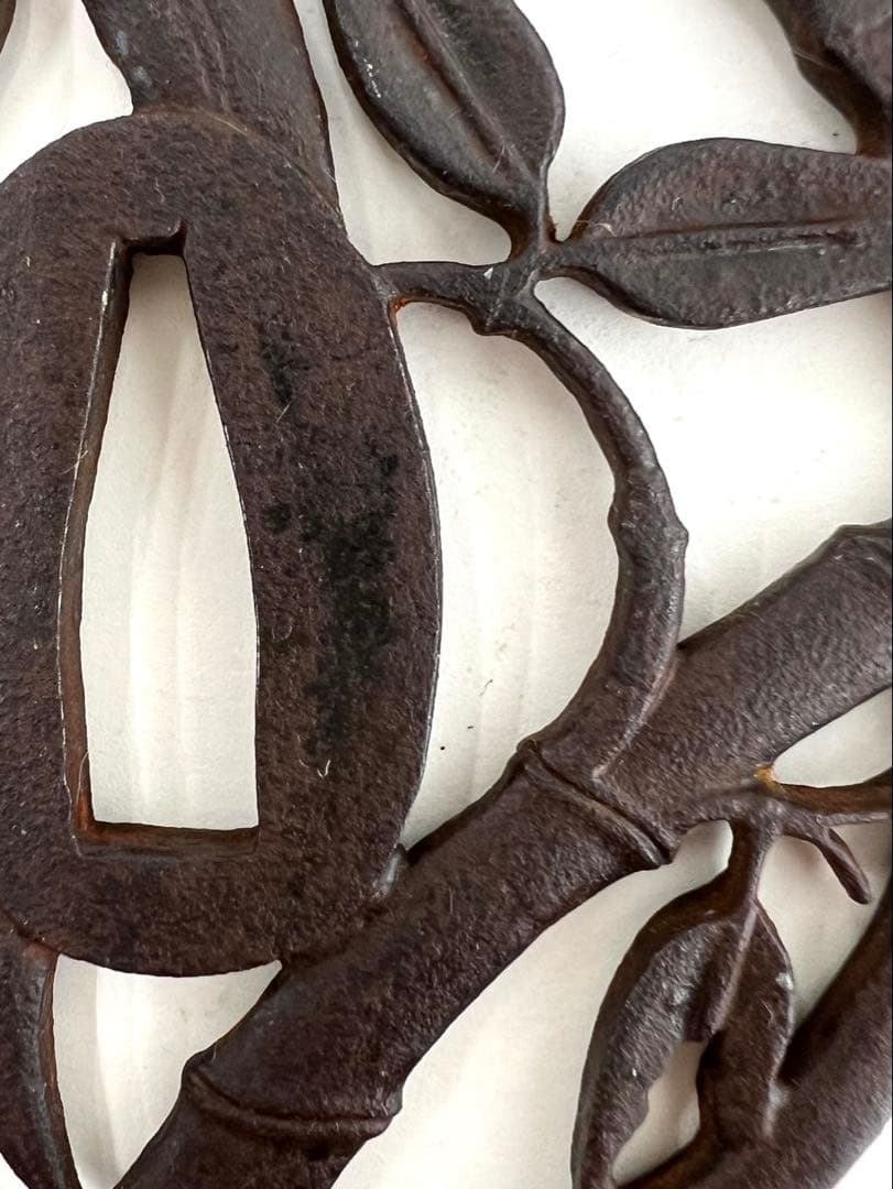 鉄製 鍔 竹と葉のデザイン 専用鍔桐箱付き　値下げ！