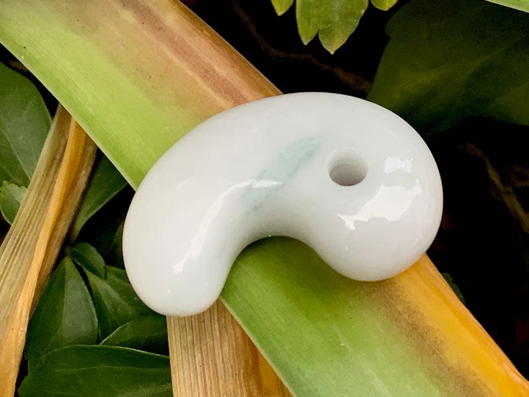 ✳30万円以上します‼️極上色彩　糸魚川翡翠ジェダイト勾玉　外部鑑定機関の鑑別書付