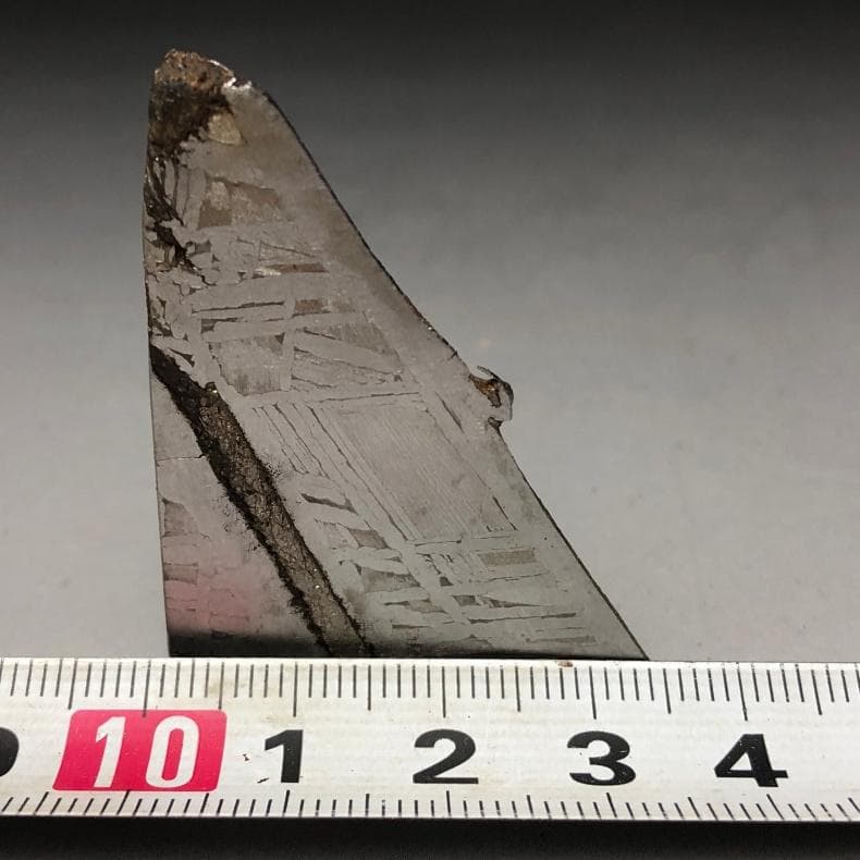 隕石 鉄隕石　アルタイ隕石　原皮付き　ナチュラル　原石　重さ約93ｇ　台付き