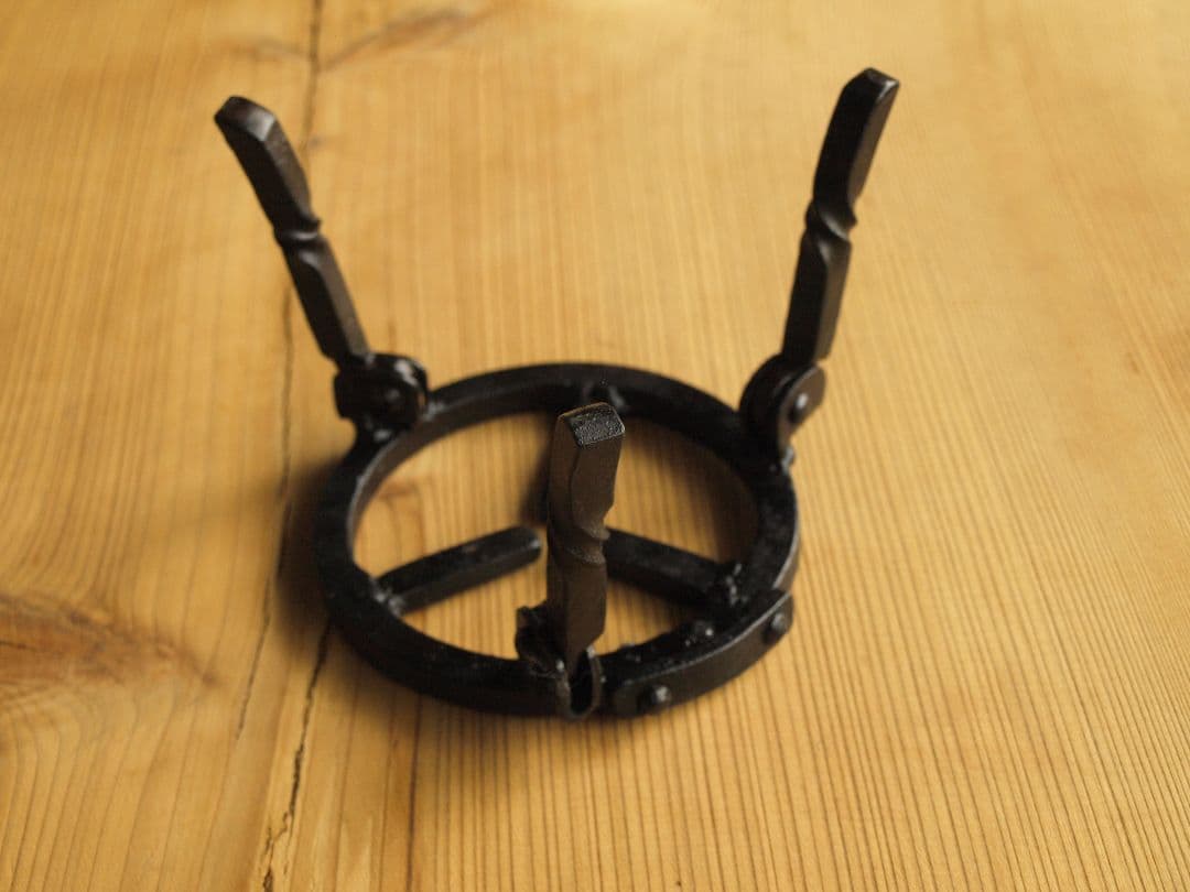 鍛造ハンドメイド折り畳み式五徳　アルコールストーブ用　ソロキャンプ焚き火