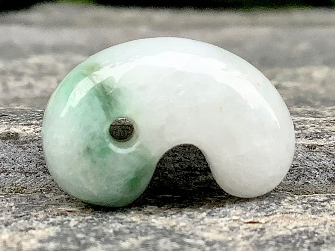 ✳緑混じりの氷肌*アイスジェイド　糸魚川翡翠勾玉　御守りに‼️鑑別書付本物を‼️