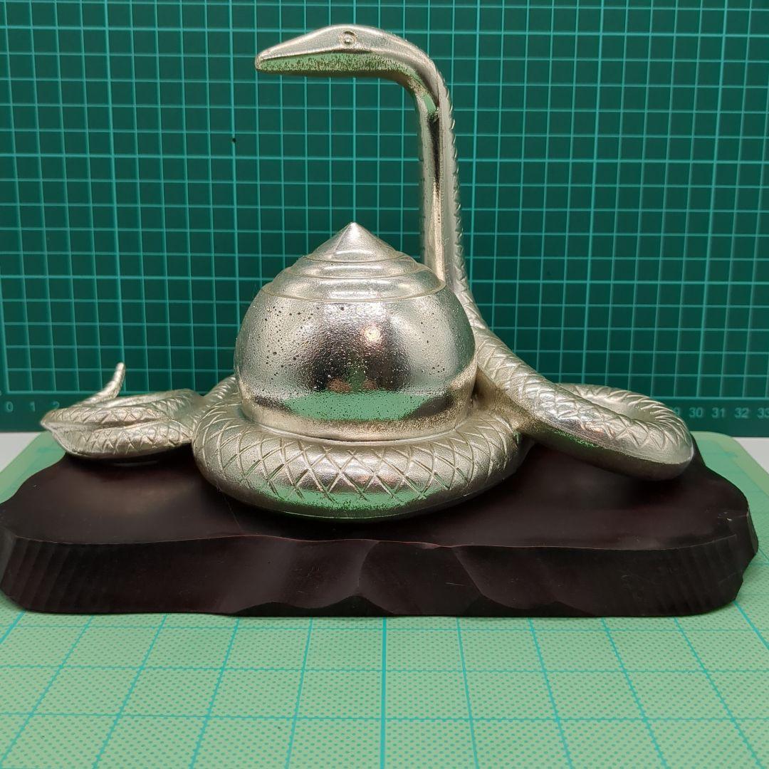 金属製コブラと蛇の彫刻