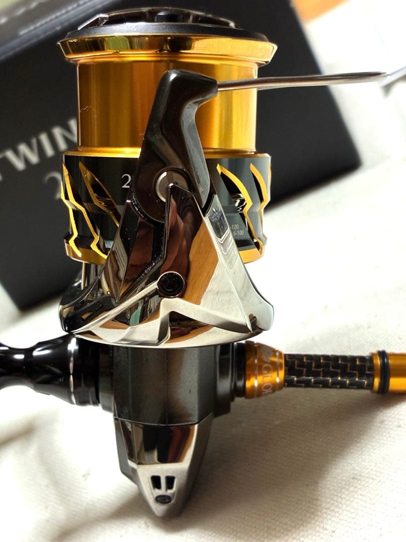 【美品】シマノ リール20ツインパワー2500SHGカスタム【Wハンドル仕様】