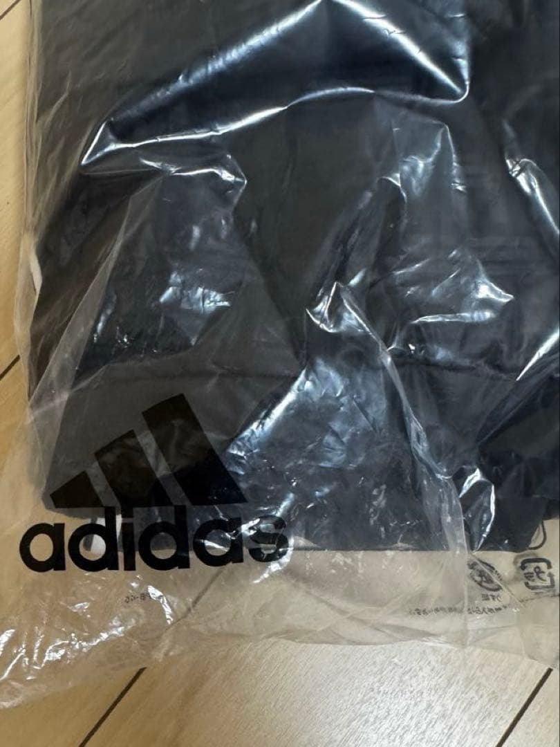 新品未使用adidas アディダス　ダウンベンチコート　ブラック　140cm
