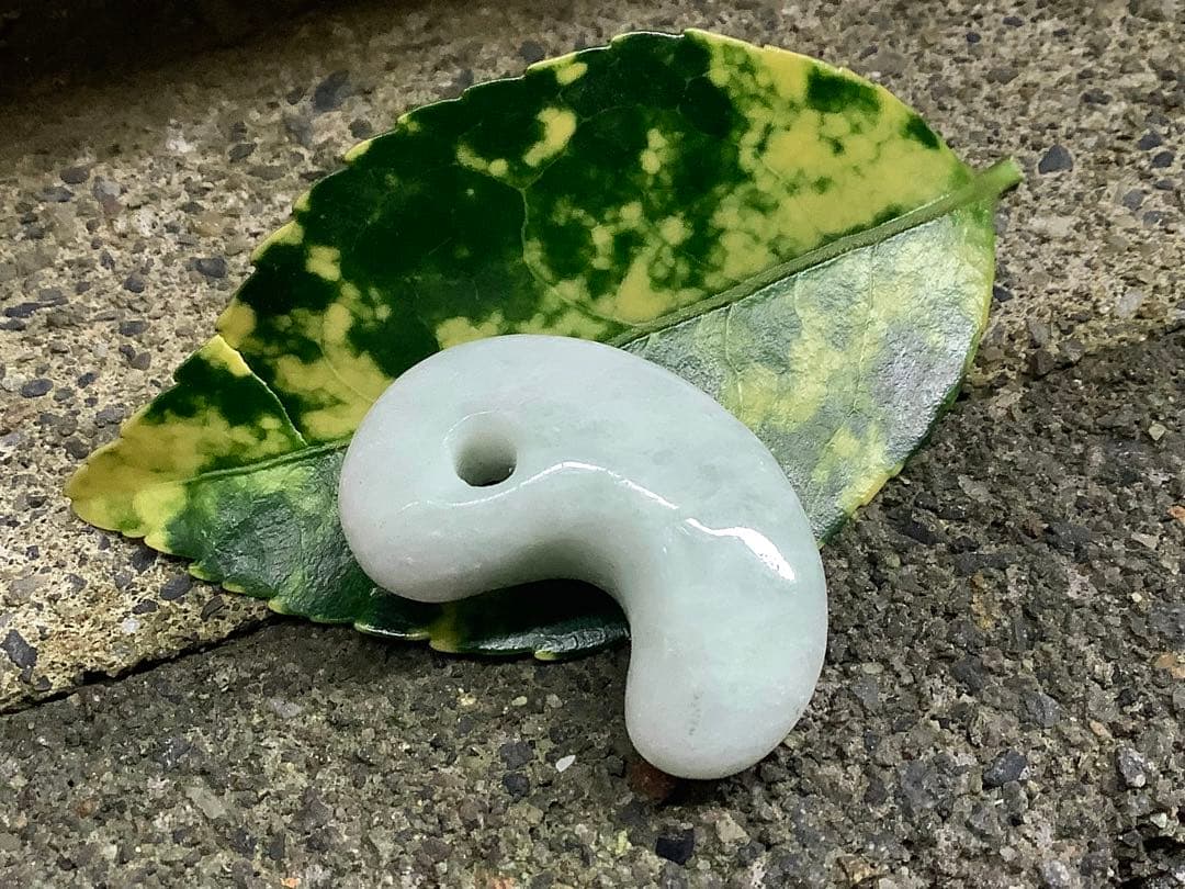 ✳勾玉の王道　糸魚川翡翠勾玉ジェダイト‼️ お身近のお守り守護石に　鑑別書付本物‼️