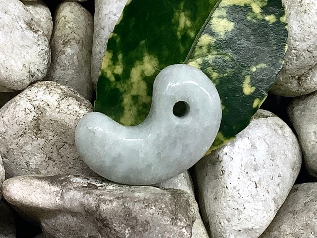 ✳勾玉の王道　糸魚川翡翠勾玉ジェダイト‼️ お身近のお守り守護石に　鑑別書付本物‼️