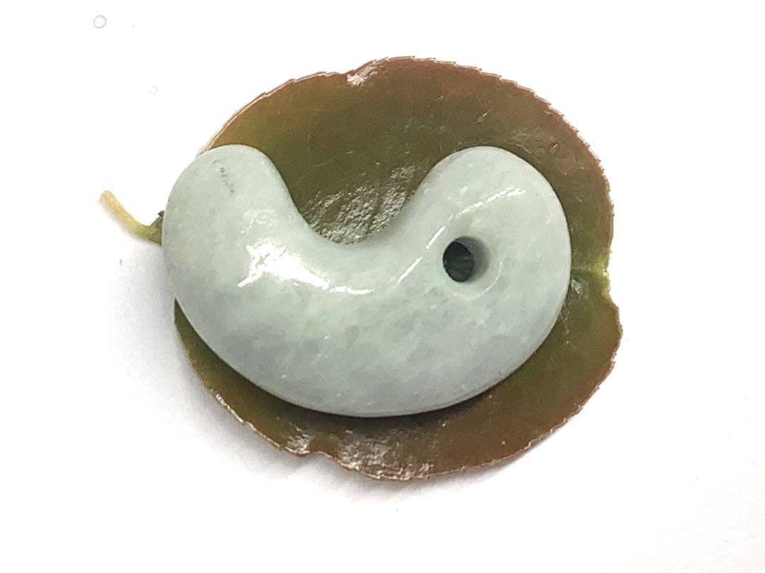 ✳勾玉の王道　糸魚川翡翠勾玉ジェダイト‼️ お身近のお守り守護石に　鑑別書付本物‼️