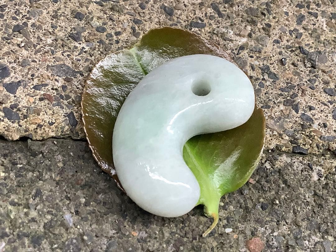 ✳勾玉の王道　糸魚川翡翠勾玉ジェダイト‼️ お身近のお守り守護石に　鑑別書付本物‼️