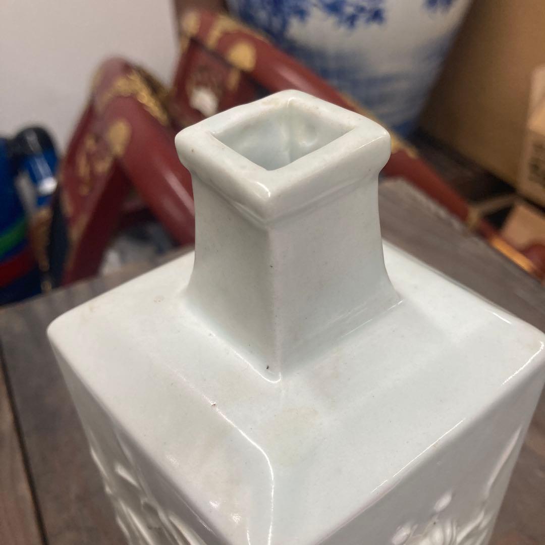 李朝　青白磁角徳利　陽刻　朝鮮美術