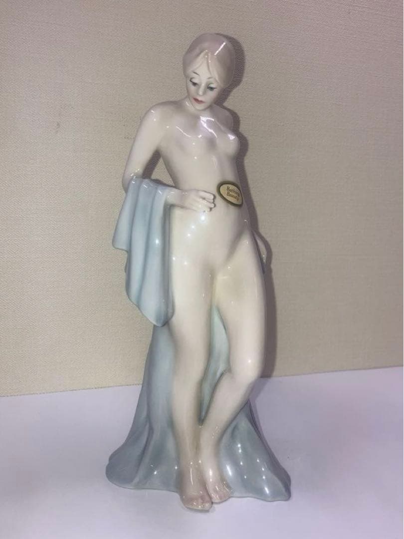 ロイヤルドルトン　Bathing Beauty フィギュリン　水浴の美女
