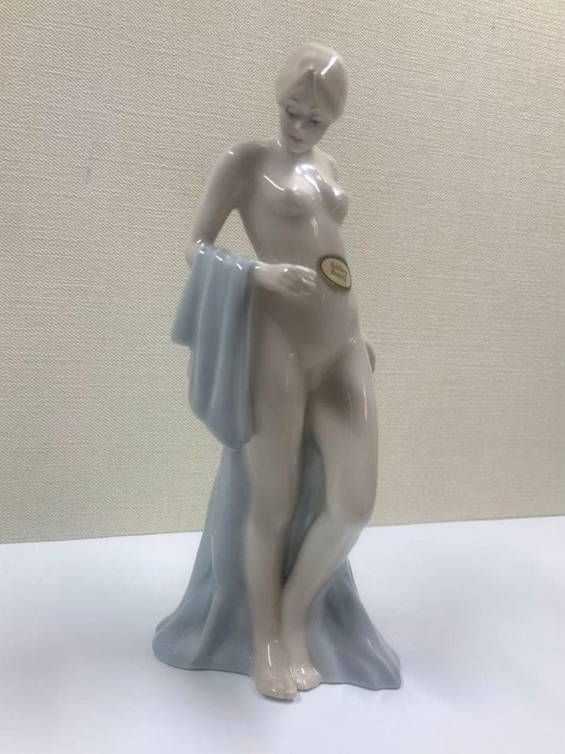 ロイヤルドルトン　Bathing Beauty フィギュリン　水浴の美女