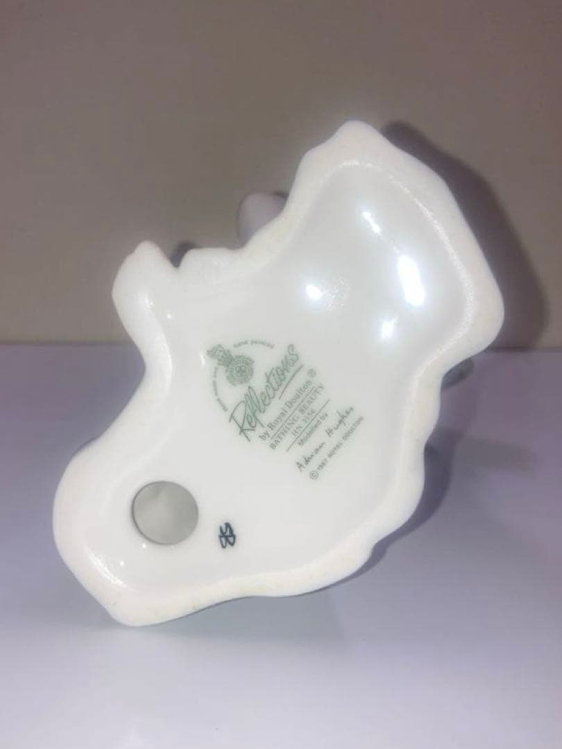 ロイヤルドルトン　Bathing Beauty フィギュリン　水浴の美女