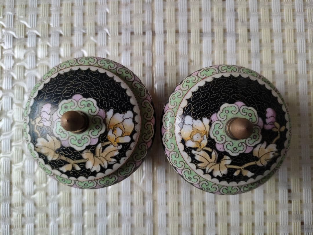 ●【景泰藍 七宝焼】蓋付き 小物入れ ペアセット 木製台座付き 花文 唐草模様