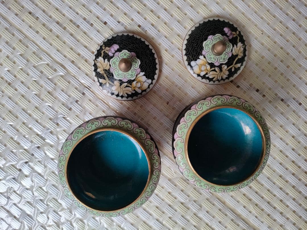 ●【景泰藍 七宝焼】蓋付き 小物入れ ペアセット 木製台座付き 花文 唐草模様