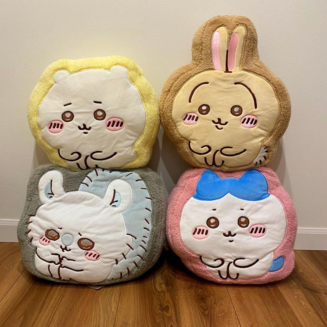【メルカリ市限定価格】ちいかわもこもこダイカットクッションうさぎハチワレモモンガ