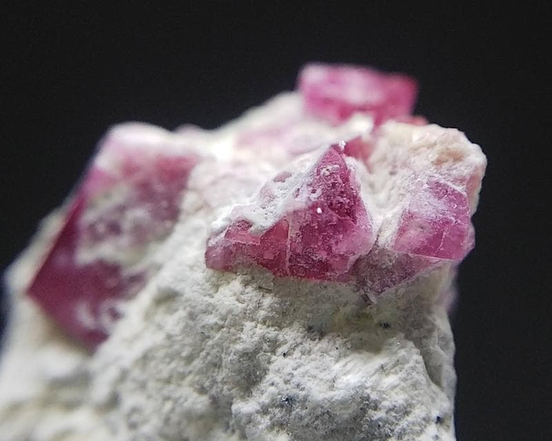 351 複数結晶 レッドベリル ビクスバイト レッドエメラルド 結晶 標本