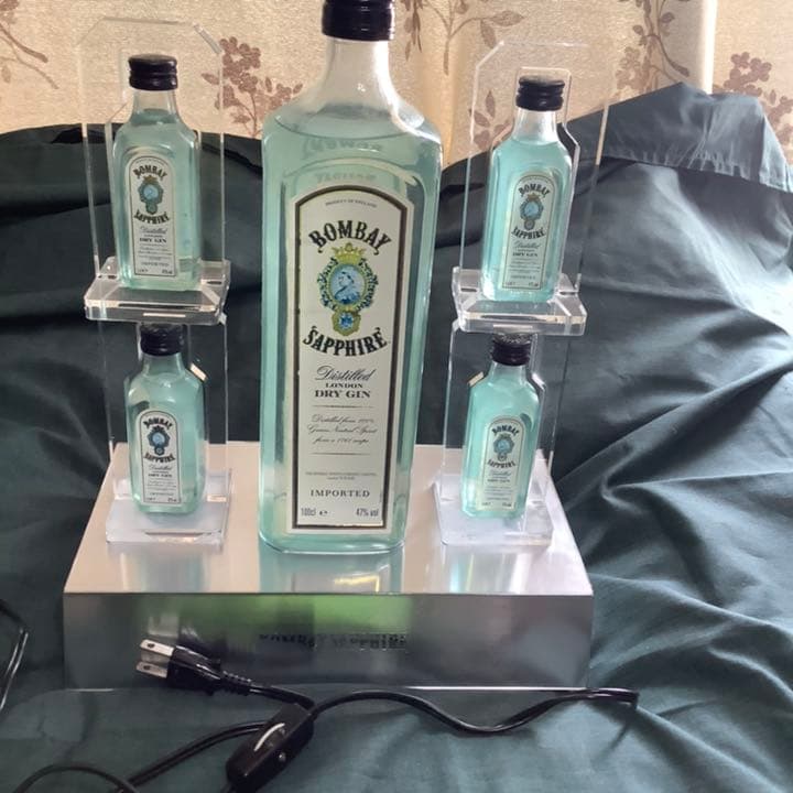 超レアを超えるレア　ボンベイサファイア　電飾台座＆ボトル