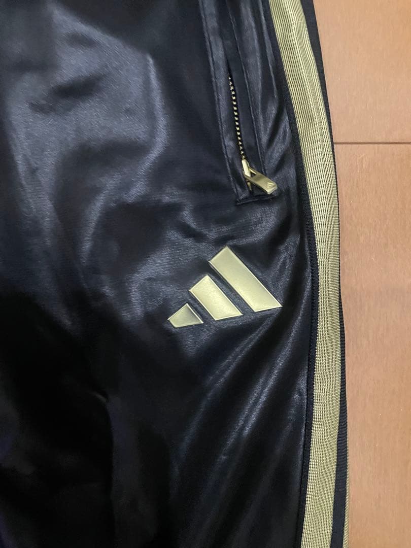 【美品】アディダス 艶黒×金 ラグジュアリー トラックスーツ セットアップ M