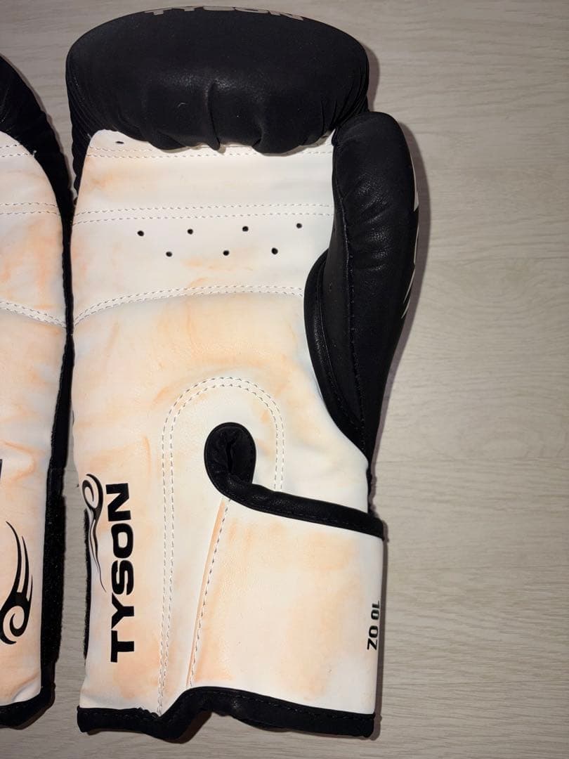 【新作】Venum ボクシンググローブ ブラック/ホワイト 10oz タイソン