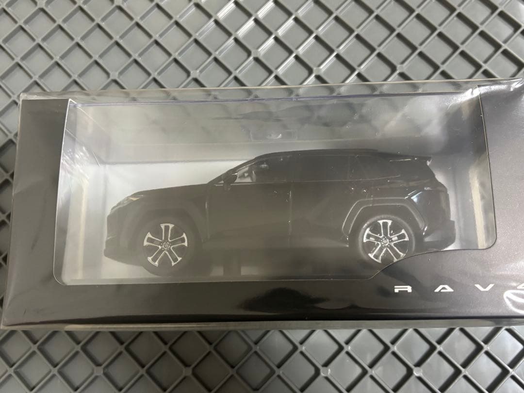 新型RAV4 カラーサンプル 12/18発売 Z アティチュードブラックマイカ