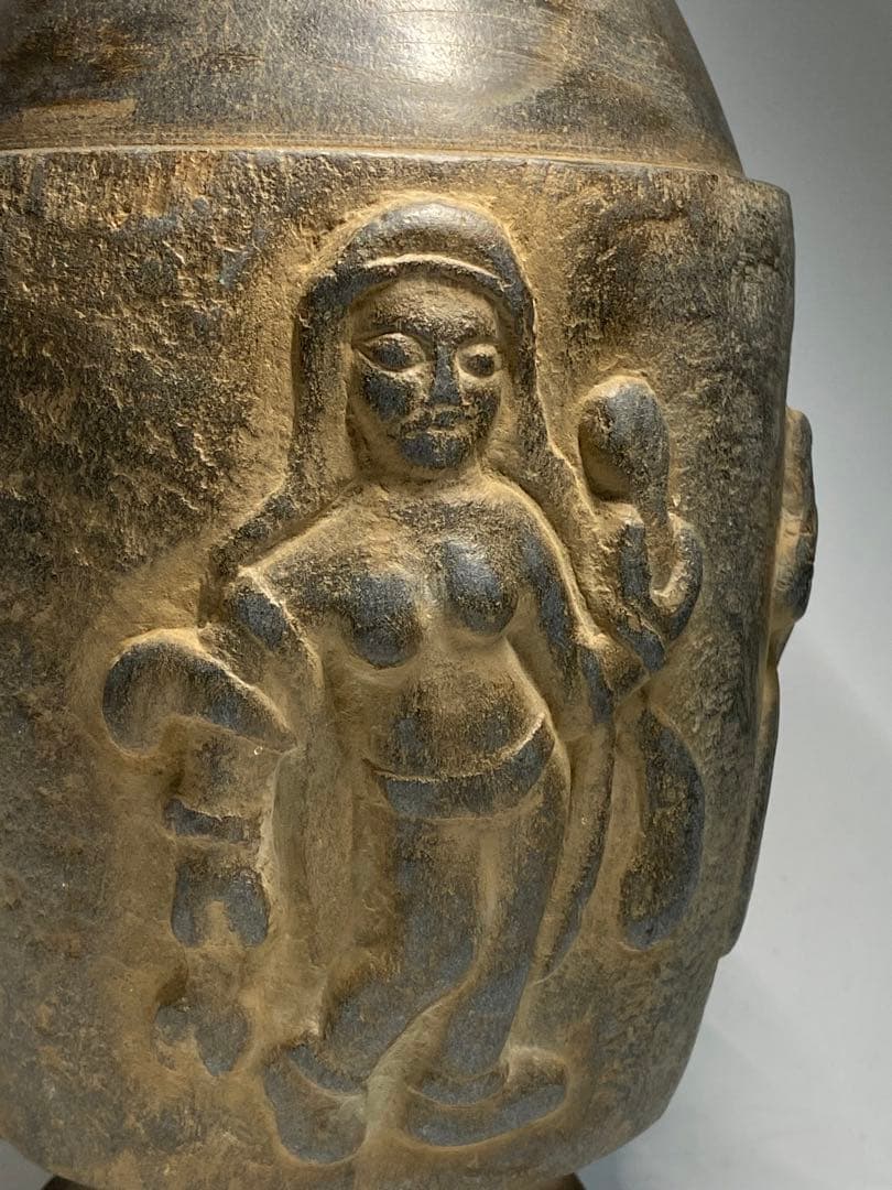 ニァーイースタン（アフガニスタン付近）発掘品　石造人物手彫飾瓶