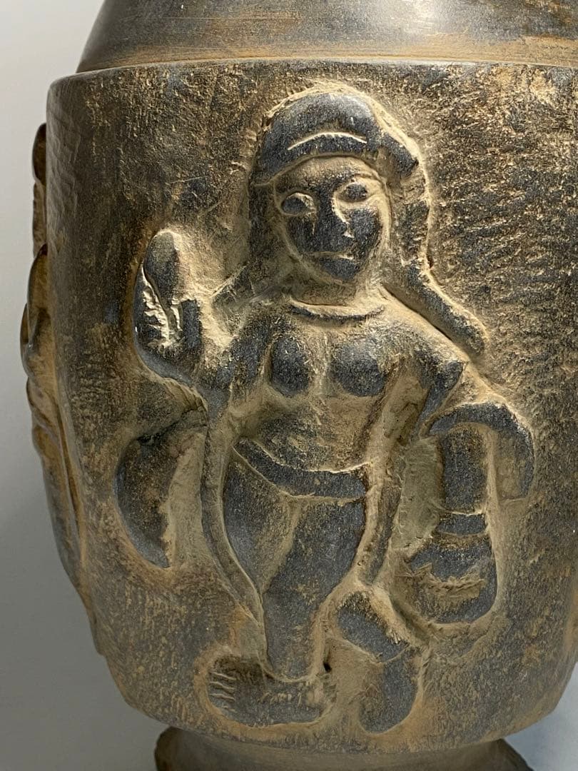 ニァーイースタン（アフガニスタン付近）発掘品　石造人物手彫飾瓶