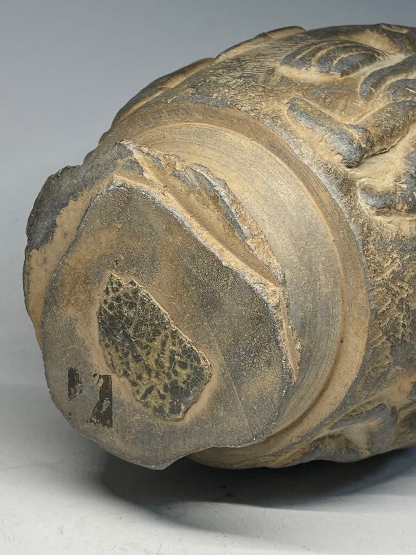 ニァーイースタン（アフガニスタン付近）発掘品　石造人物手彫飾瓶